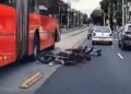 Motociclista cae a centímetros de las llantas del Metrobús
