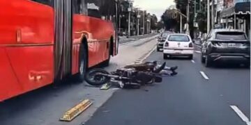 Motociclista cae a centímetros de las llantas del Metrobús
