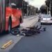 Motociclista cae a centímetros de las llantas del Metrobús