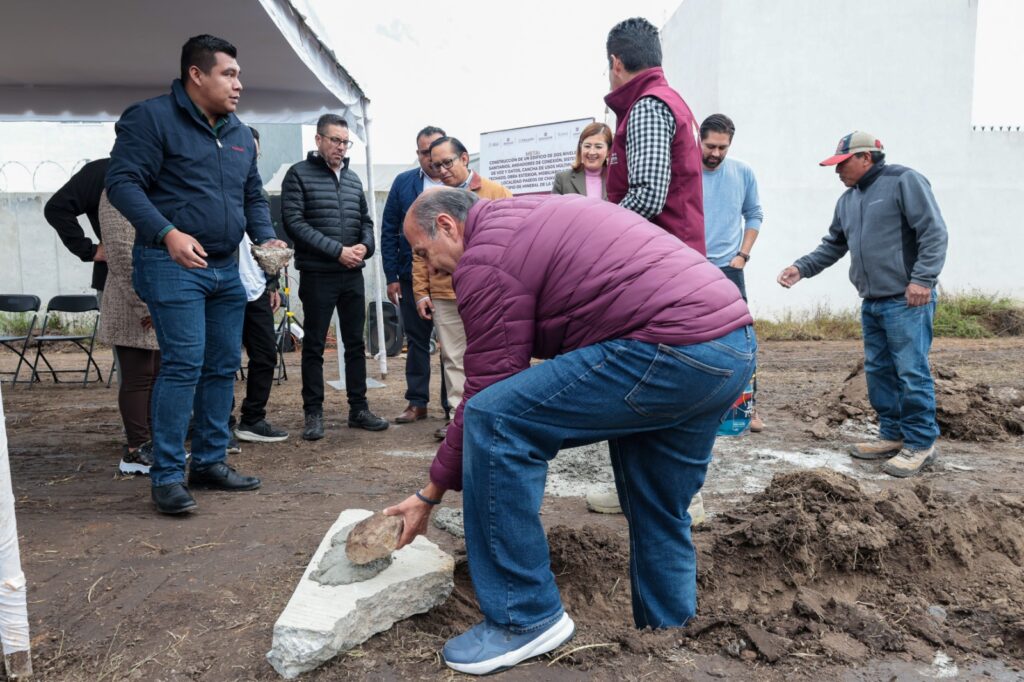Coloca Natividad Castrejón primera piedra del Bachillerato Nacional “Margarita Maza” en Mineral de la Reforma