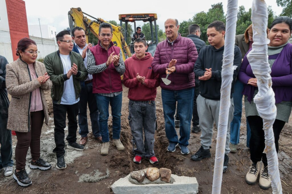 Coloca Natividad Castrejón primera piedra del Bachillerato Nacional “Margarita Maza” en Mineral de la Reforma