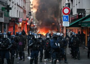 Francia endurece medidas ante disturbios, impone toque de queda
