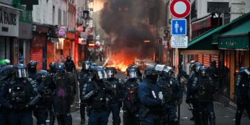 Francia endurece medidas ante disturbios, impone toque de queda