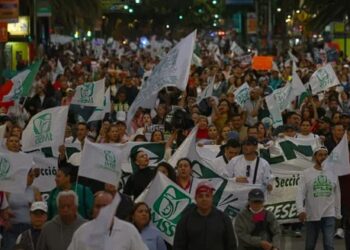 Trabajadores del IMSS amenazan con radicalizar sus protestas