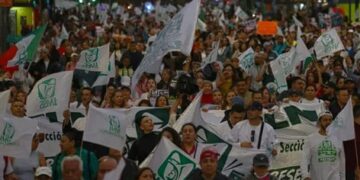 Trabajadores del IMSS amenazan con radicalizar sus protestas