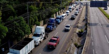 Paro nacional de transportistas afecta vialidades en 19 estados.