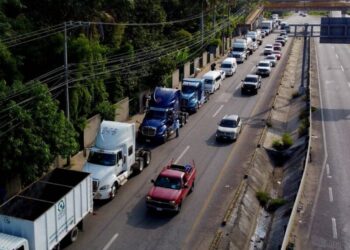 Gobierno acuerda retirar bloqueos de transportistas; demandas siguen pendientes.