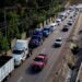 Gobierno acuerda retirar bloqueos de transportistas; demandas siguen pendientes.